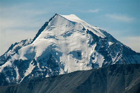 Baisza Snow Mountain: Ein mystisches Gipfelparadies mit spiritueller Energie!