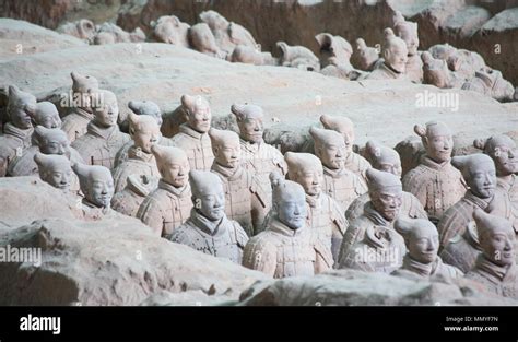 Das Mausoleum von Qin Shi Huang: Ein historisches Wunderwerk voller mystischer Geheimnisse!