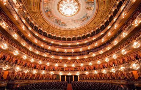 Das Teatro Colón: Eine Oase der Kultur und Architektur im Herzen von Medellín!