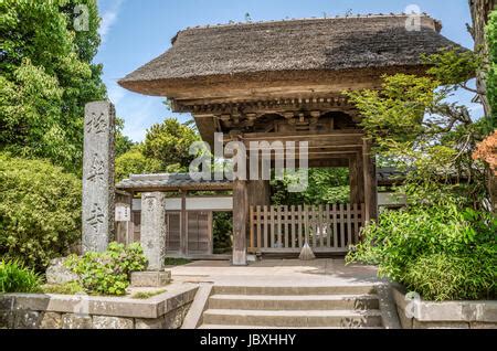  Der Gokuraku-ji Tempel: Ein spiritueller Zufluchtsort mit atemberaubenden Landschaften!