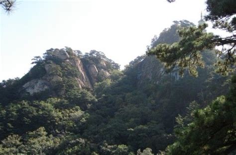 Die Qianshan-Buddhas: Majestätische Giganten aus Stein inmitten üppiger Natur!