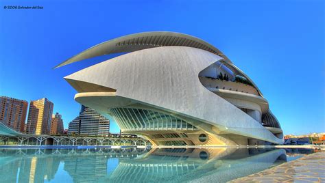  Der Palacio de las Artes Reina Sofía: Ein architektonisches Juwel mit bunten Akzenten!